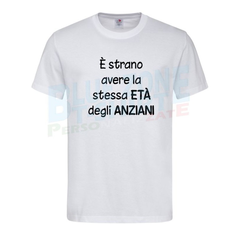 è strano avere la stessa età degli anziani maglietta compleanno bianca