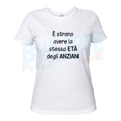 è strano avere la stessa età degli anziani maglietta donna compleanno bianca