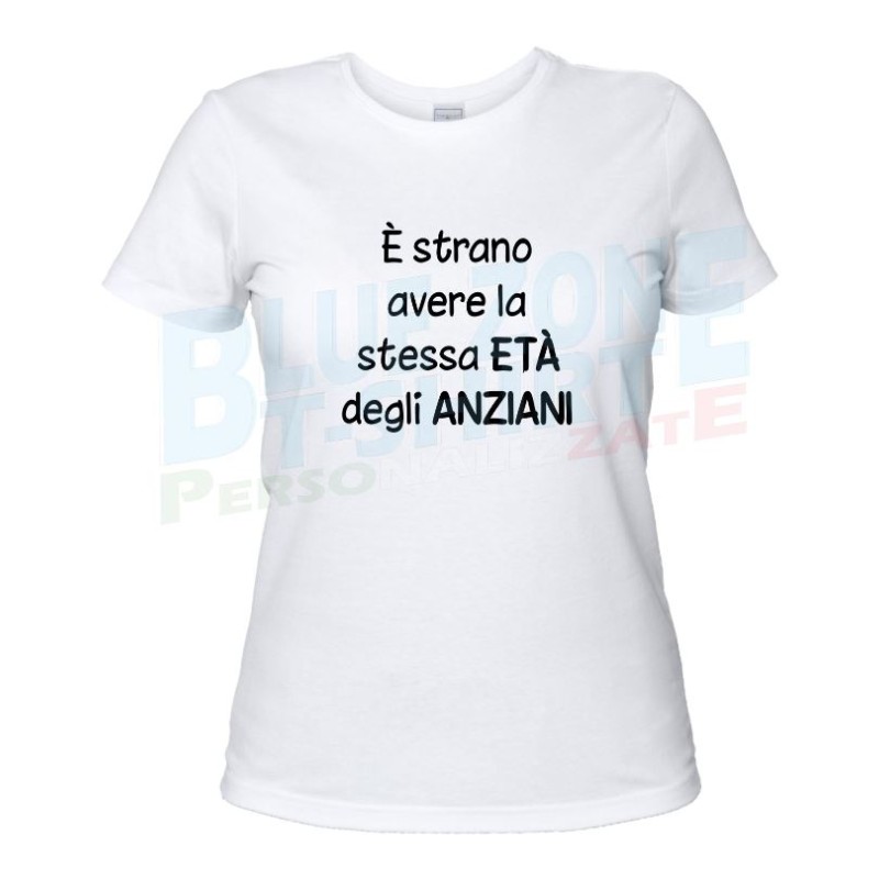 è strano avere la stessa età degli anziani maglietta donna compleanno bianca