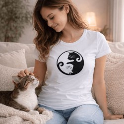 maglietta donna yin yang gatto indossata con gatto lifestyle