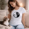 maglietta donna yin yang gatto indossata con gatto lifestyle