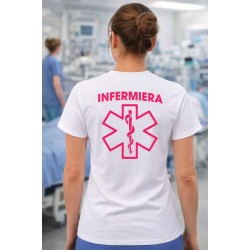 infermiera con maglietta personalizzata con nome in ospedale