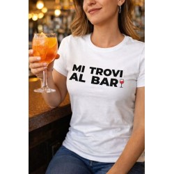 donna al bar con maglietta mi trovi al bar outfit casual aperitivo