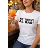 donna al bar con maglietta mi trovi al bar outfit casual aperitivo