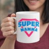 tazza super mamma in mano a donna idea regalo per mamma