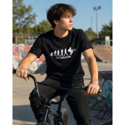 Lifestyle ragazzo con maglietta Bike Evolution BMX