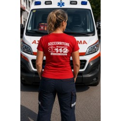 Soccorritore donna con maglietta 112 davanti a un'ambulanza