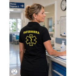Infermiera donna con polo nera in ambiente ospedaliero