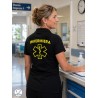 Infermiera donna con polo nera in ambiente ospedaliero
