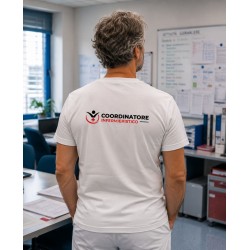 Coordinatore infermieristico con maglietta personalizzata