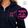 Dettaglio felpa donna infermiera blu notte con nome personalizzato sul lato cuore