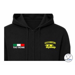 Dettaglio nome personalizzato sul lato cuore della felpa uomo Autista Soccorritore