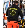 Felpa blu notte uomo Autista Soccorritore indossata vicino a un'ambulanza