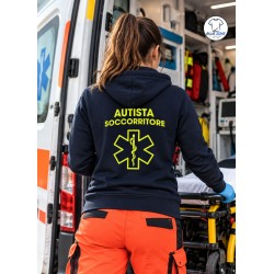 Felpa donna blu notte Autista Soccorritore indossata vicino a un'ambulanza