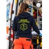 Felpa donna blu notte Autista Soccorritore indossata vicino a un'ambulanza