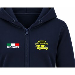 Dettaglio nome personalizzato sul lato cuore della felpa donna Autista Soccorritore